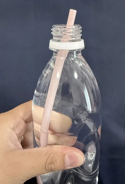 ペットボトルの中身が満タンの場合、本体を少し押すと…？（▶次へ）