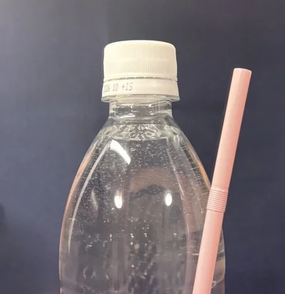 用意するものはペットボトルとストローだけ！（▶次へ）