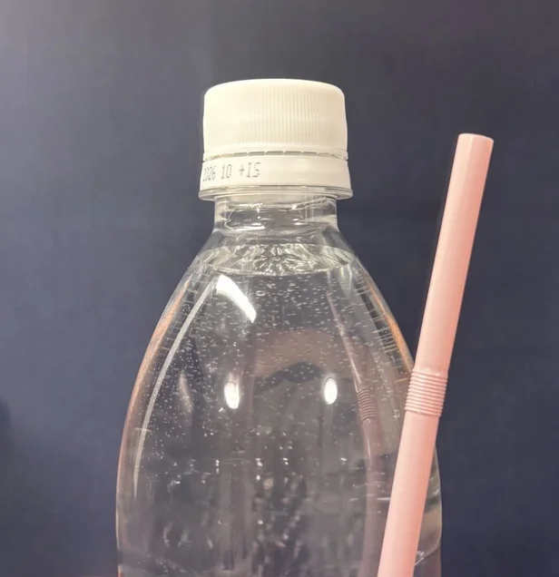 用意するものはペットボトルとストローだけ!(▶次へ)
