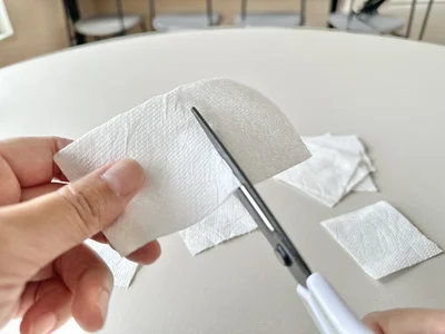 完全に乾いたら、5cm角程度にハサミでカット（▶次へ）