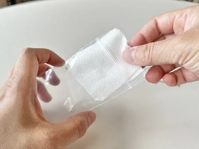 切り分けたキッチンペーパーは、チャック付きの袋に入れて保管しよう（▶泡立ちは？）