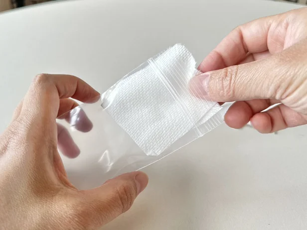 切り分けたキッチンペーパーは、チャック付きの袋に入れて保管しよう(▶泡立ちは?)
