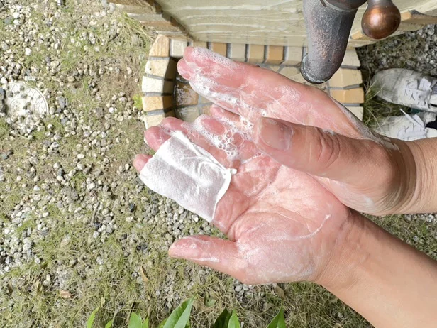 紙せっけんを濡らして手でこすると、しっかり泡立つ!(▶使い終わったら)