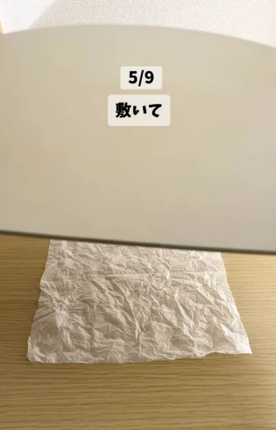濡らしたキッチンペーパーを敷けば滑り止めに▶冷凍刻みネギのくっつき防止（⇒次へ）