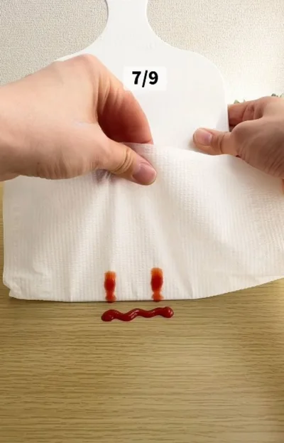 まな板のフチで手前に押し当てるとキレイに取れる▶少量の麺つゆで味玉（⇒次へ）