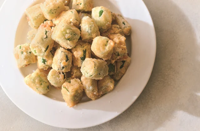 夏野菜で主役級レシピ！カリっと食感がたまらない「オクラのにんにくから揚げ」