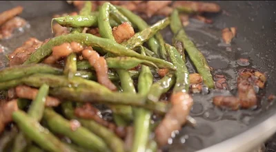 甘辛味に味付けした豚肉と、じっくり揚げ焼きにしたインゲンが絡んでおいしそう