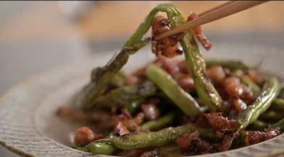 じっくり揚げ焼きにしたいんげんと、じっくり焼いた豚肉の相性は抜群　▶︎きじまさんのセルフ食レポ