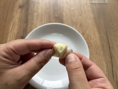 指で軽く皮を剥がすと…（▶次へ）