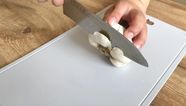 丸ごと1個のにんにくの皮をむく方法(▶次へ)