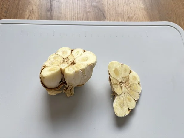 皮がついたまま、根元を包丁で切り落とす(▶次へ)