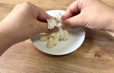皮の先端を両手で持つ（▶次へ）
