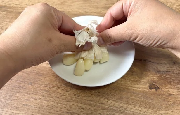 皮の先端を両手で持つ(▶次へ)