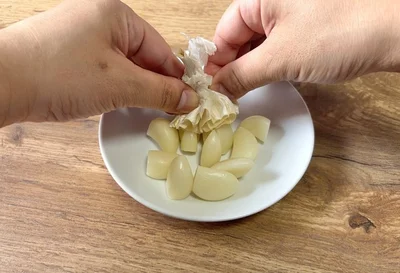 身を押し出すと、薄皮も一緒にむける（▶次へ）