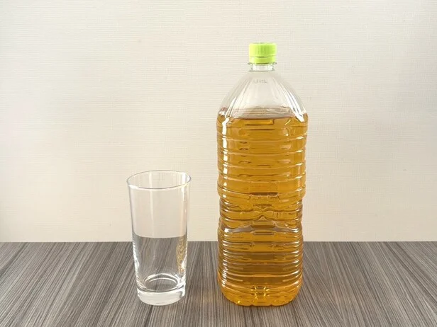 2Lのペットボトル飲料は重たくてこぼしやすい…（▶裏ワザのやり方は？）