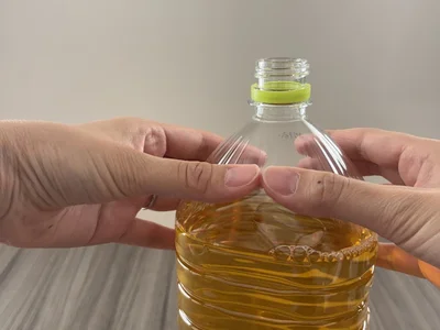 飲み口の下のあたりに両手を添える（▶次へ）