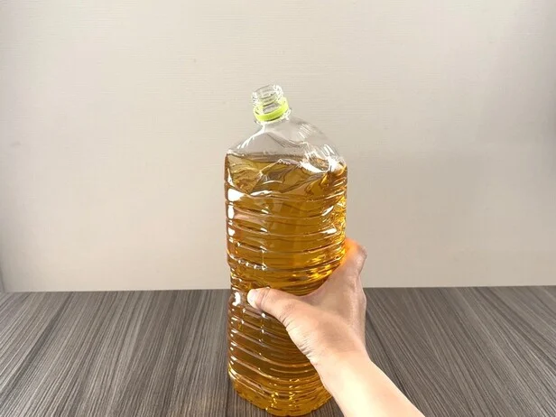 ペットボトルの真ん中を持つ(▶次へ)