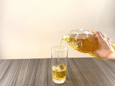 へこませたほうを下にして傾け、コップに注ぐ（▶結果は…？）