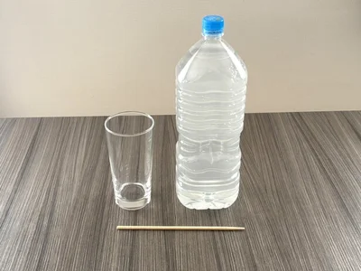 エコボトルでもできる！箸を使って中身をきれいに注ぐ方法（▶次へ）