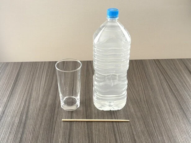 エコボトルでもできる!箸を使って中身をきれいに注ぐ方法(▶次へ)