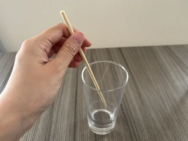 箸をコップに入れる(▶次へ)