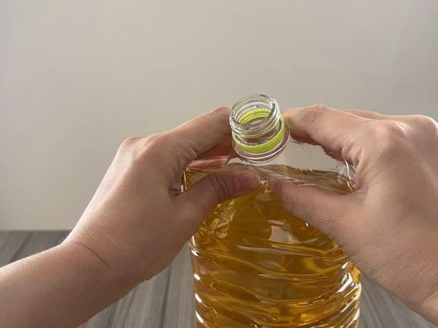 もうこぼさない！重たい2Lペットボトル飲料の「トクトク飛び散り」を防ぐ方法