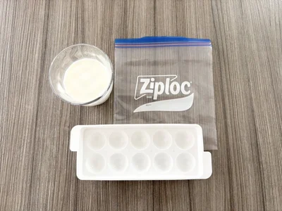 使うアイテムは製氷皿とジッパー付き保存袋（▶次へ）