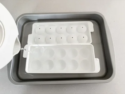 製氷皿を熱湯消毒！塩素系漂白剤での消毒もOK（▶次へ）