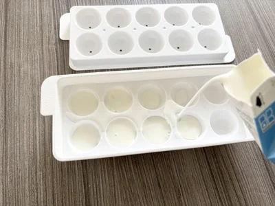 牛乳を製氷皿に注ぐ（▶次へ）