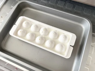 製氷皿にフタをして、冷凍庫に入れる（▶次へ）