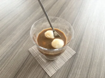 アイスコーヒーに入れるとカフェオレに（▶次へ）