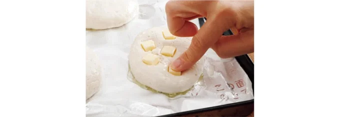冷やしておいたバターを等分にのせ、生地に押し込む