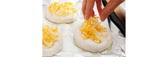 ピザ用チーズを散らす