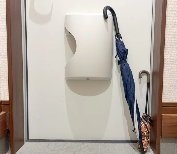 玄関で置き場に困る傘（▶準備物を見る）