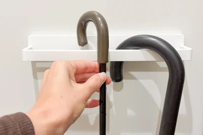 タオルハンガーに傘の持ち手を引っ掛ける（▶完成形を見る）