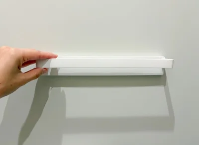 タオルハンガーをドアにくっつける（▶次へ）