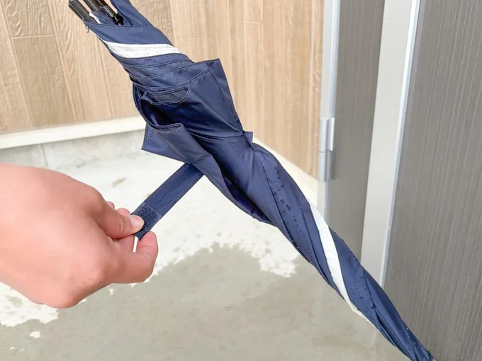 バンドをもって傘を回す（▶次へ）