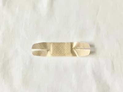 粘着テープの両端から切れ目を入れて…（▶次へ）