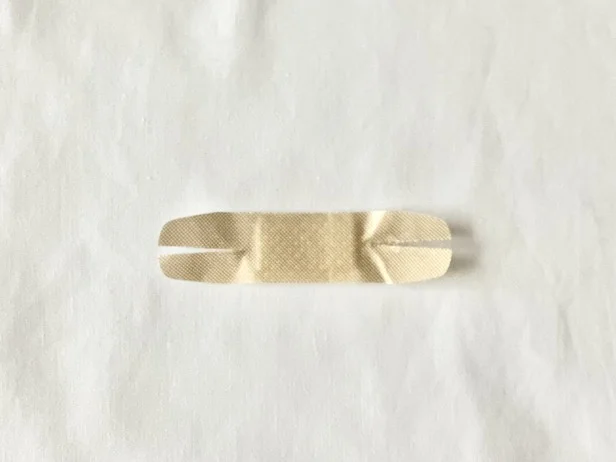 粘着テープの両端から切れ目を入れて…(▶次へ)
