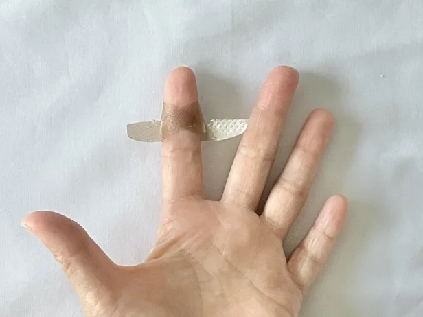 上部分をクロスして貼ったら…(▶次へ)