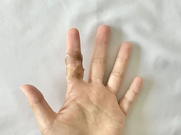 残りを関節の下でクロスさせたら…(▶次へ)