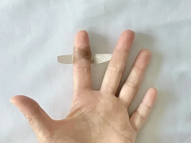 絆創膏にひと工夫!はがれにくくする裏ワザ