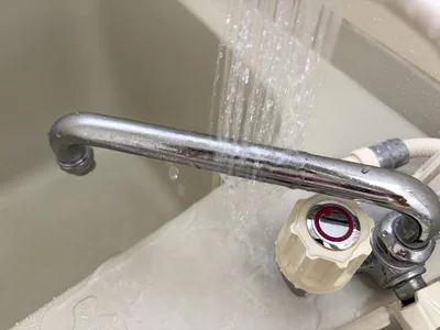水垢部分に水をかける（▶次へ）