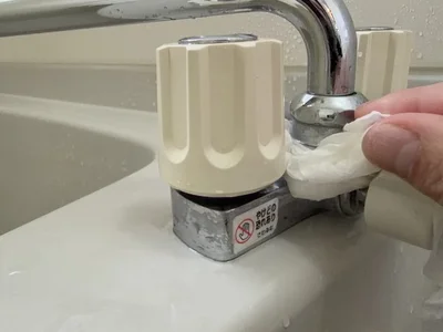 狭い隙間もこすりやすい（▶次へ）