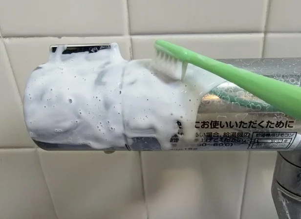 クレンザーを水垢部分にたっぷり塗る（▶次へ）