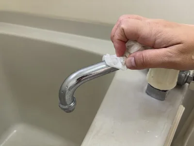 クッキングシートだけで水垢を落とす方法（▶次へ）