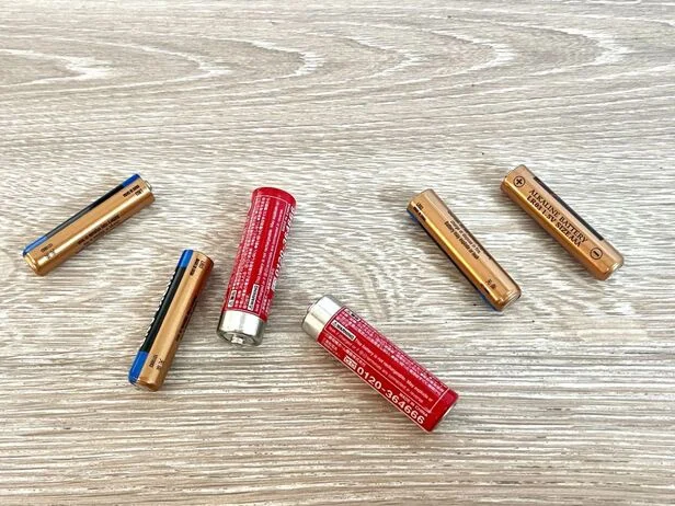 新品と使用済みの乾電池が混ざり、どれが使えるかわからない…(▶次へ)