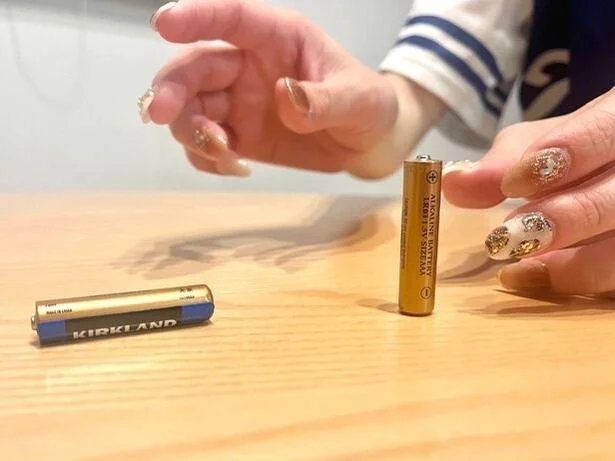 「乾電池、まだ使える？」「落としてわかるってホント？」防災にも役立つ！道具なしでできる残量チェック方法