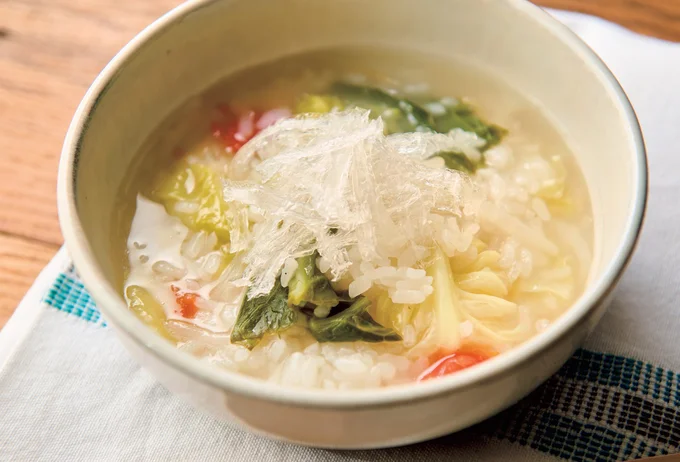 鍋のシメはご飯にして糖質を摂取。残ったスープにご飯200gを入れ、さっと煮れば完成。水でもどした糸寒天2gをトッピングして、海藻も摂取!