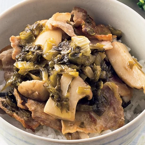 高菜漬けの風味が豚肉とエリンギに移る「豚バラの高菜炒め丼」
